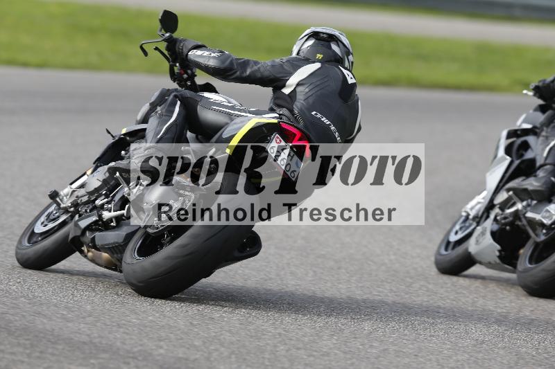/53 16.09.2025 Track Day Domi Aegerter ADR/Gruppe gruen/backside
